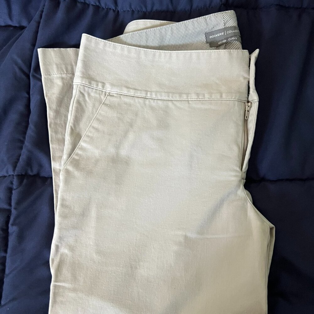 Dockers, Capris, Size 8 midrise curvy, tan